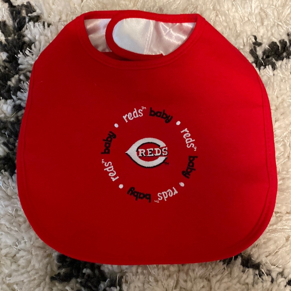 Cincinnati Reds Bib